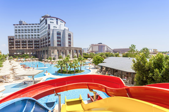 Bunte Wasserrutsche im Hotelresort, die Spaß und Abenteuer für Gäste jeden Alters verspricht.