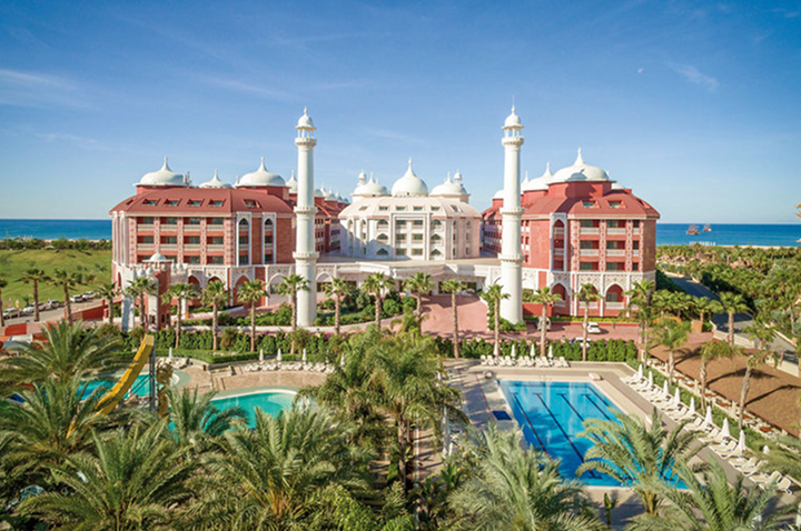Hotel Taj Mahal, umgeben von Palmen und dem glitzernden Ozean, strahlt tropisches Flair und Entspannung aus.