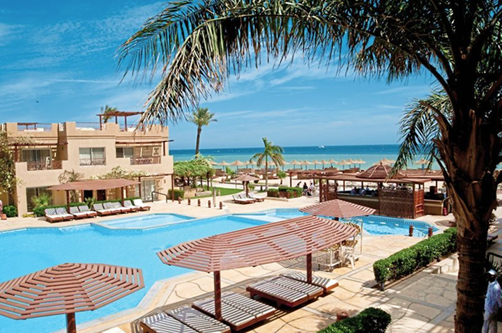 Blick auf den Pool und den Strandbereich des Resorts, ideal für Entspannung und Erholung unter der Sonne.
