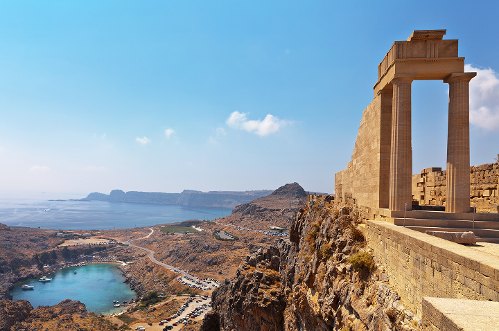Tempel der Athena auf Kreta, umgeben von antiken Ruinen und mediterraner Landschaft.