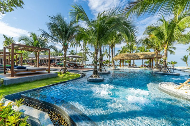 Strandclub Resort & Spa in Khao Lak mit Blick auf das Meer und Palmen im Hintergrund. Entspannung und Luxus vereint.
